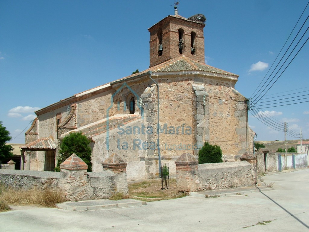 Vista de la iglesia desde el sudeste Vista de la iglesia desde el sudeste