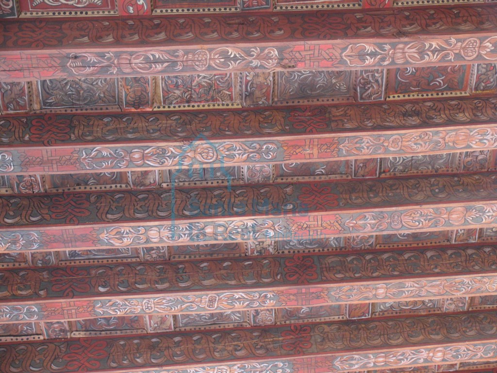 Detalle de la techumbre plana de madera decorada, en el claustro