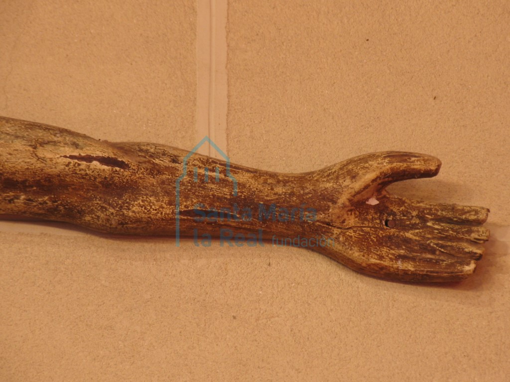 Talla de Cristo Crucificado, detalle del brazo izquierdo