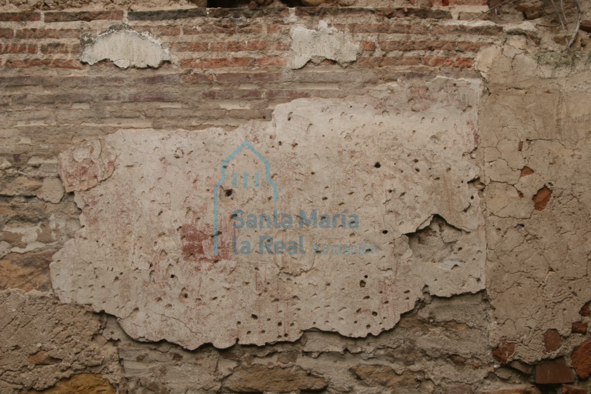 Muro con restos de pintura mural