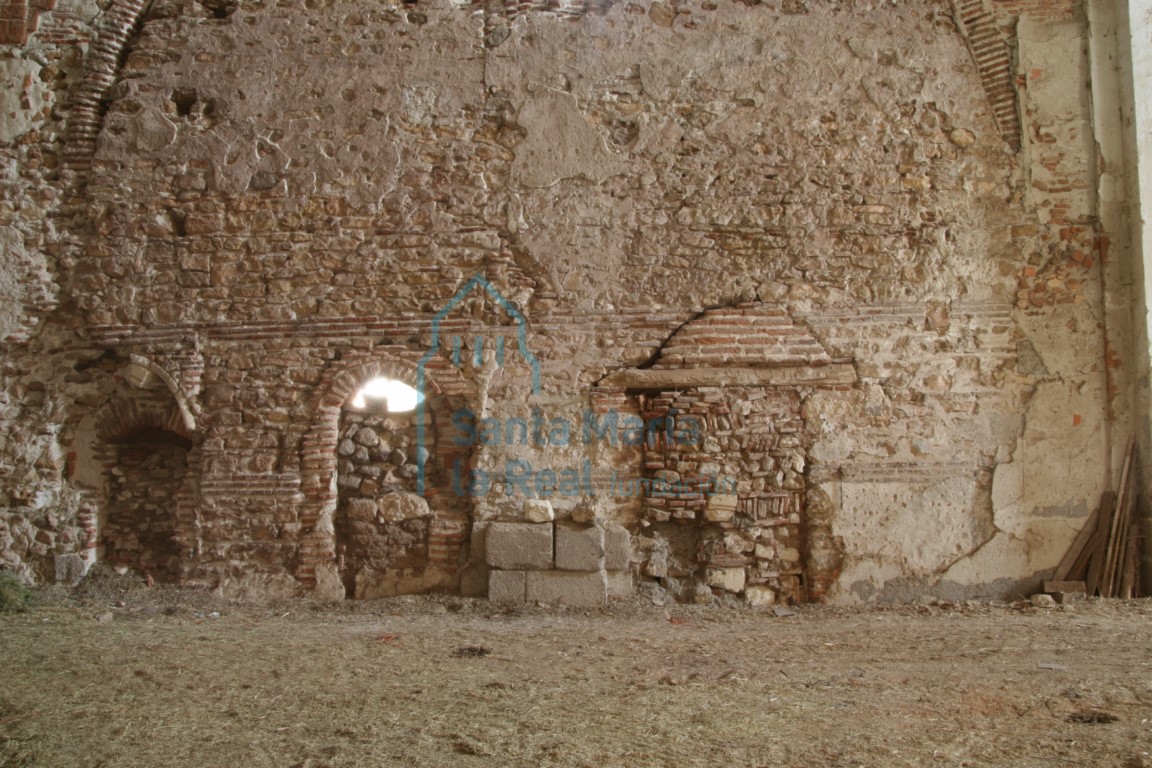 Arcos cegados del muro meridional del presbiterio