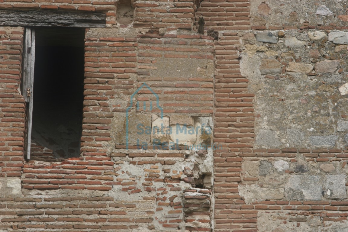 Vano adintelado de la fachada meridional de la iglesia