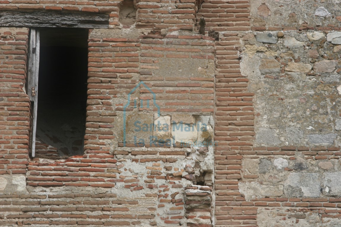 Vano adintelado de la fachada meridional de la iglesia Vano adintelado de la fachada meridional de la iglesia