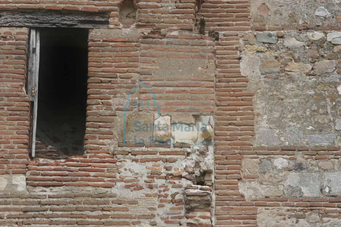 Vano adintelado de la fachada meridional de la iglesia