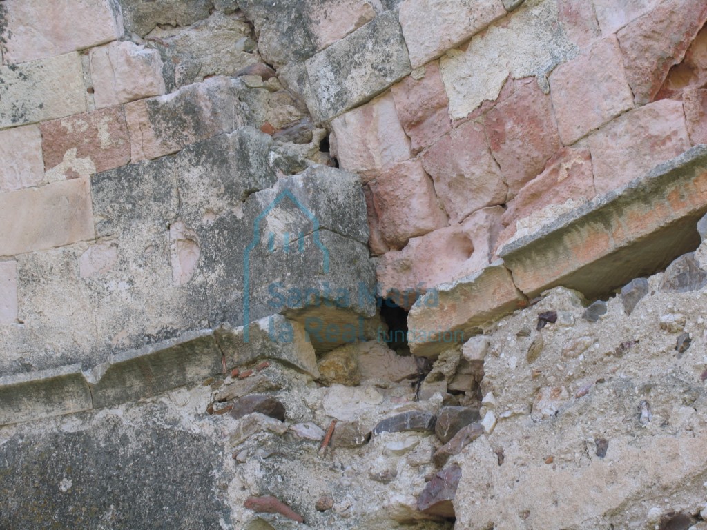 Detalle de silleria e imposta del ábside