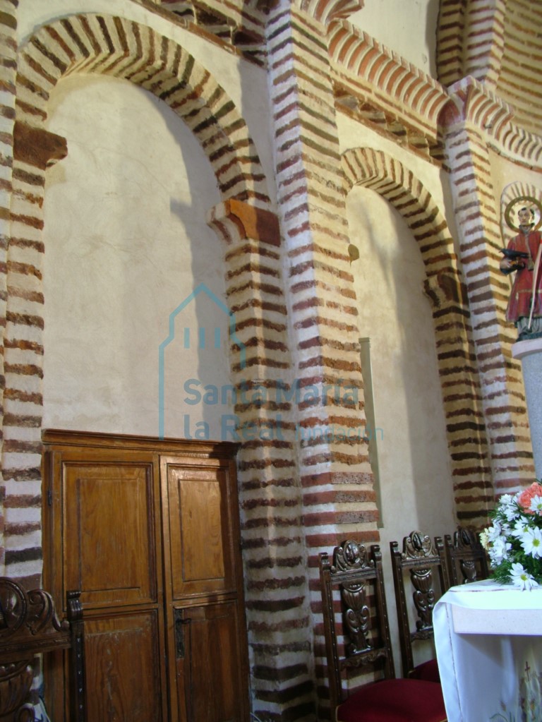 Arcos ciegos del tramo recto de la cabecera