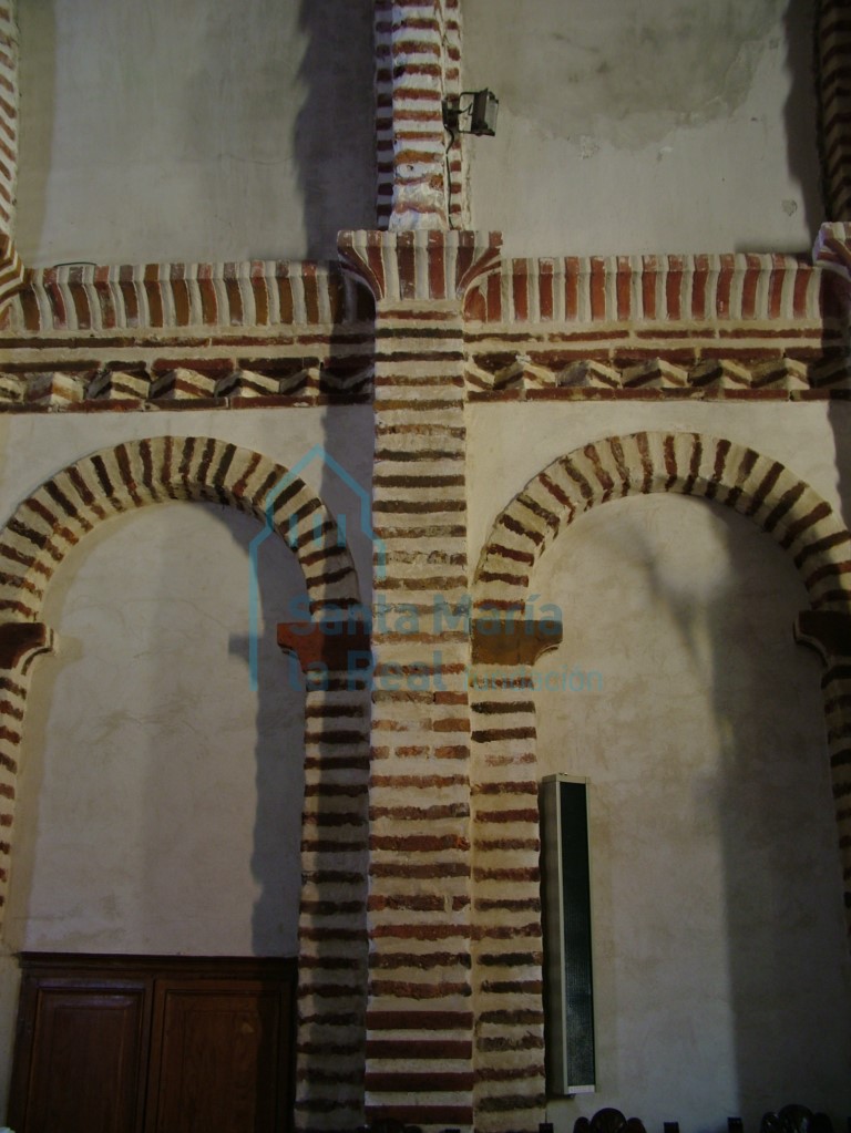 Arcos ciegos del tramo recto de la cabecera