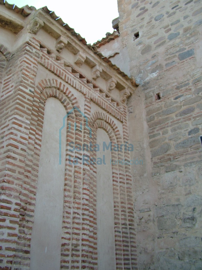Arcos ciegos doblados del tramo recto de la cabecera