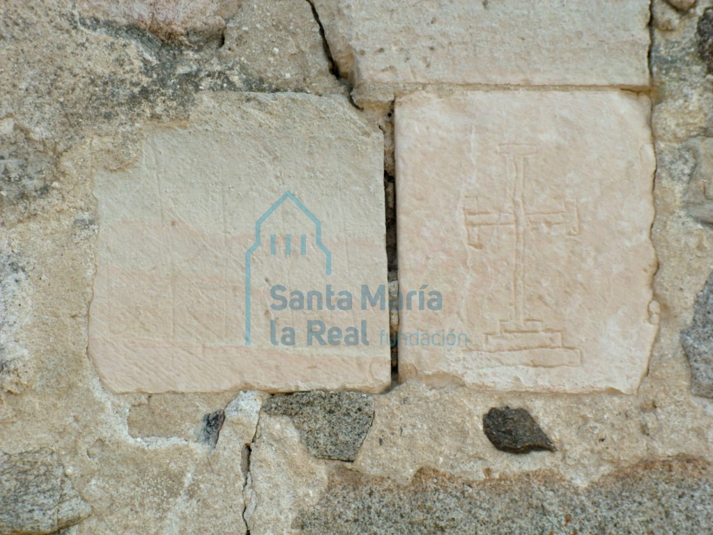 Detalle de sillar de caliza, con relieve de cruz