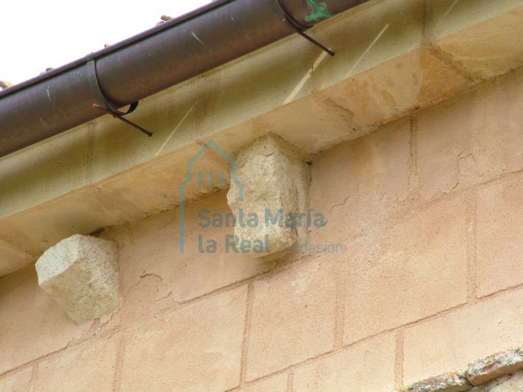 Canecillos del muro septentrional