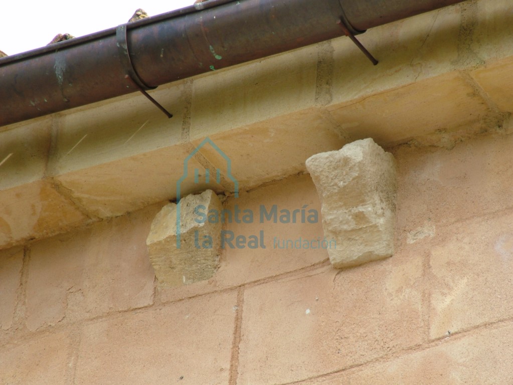 Canecillos del muro septentrional