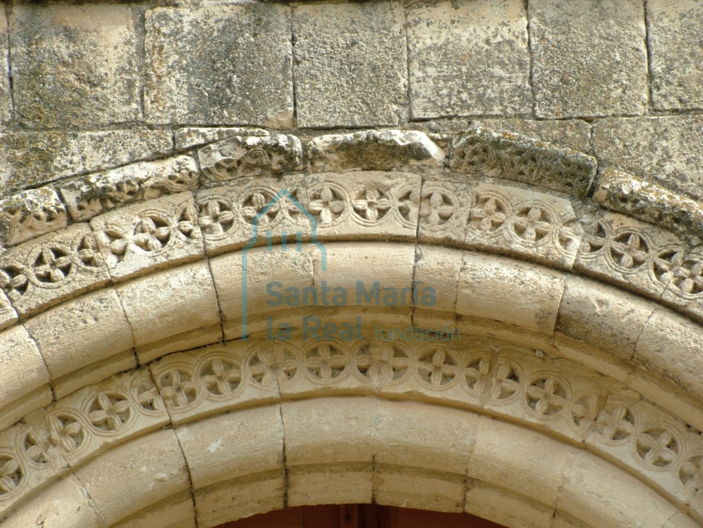 Detalle de las arquivoltas de la portada septentrional