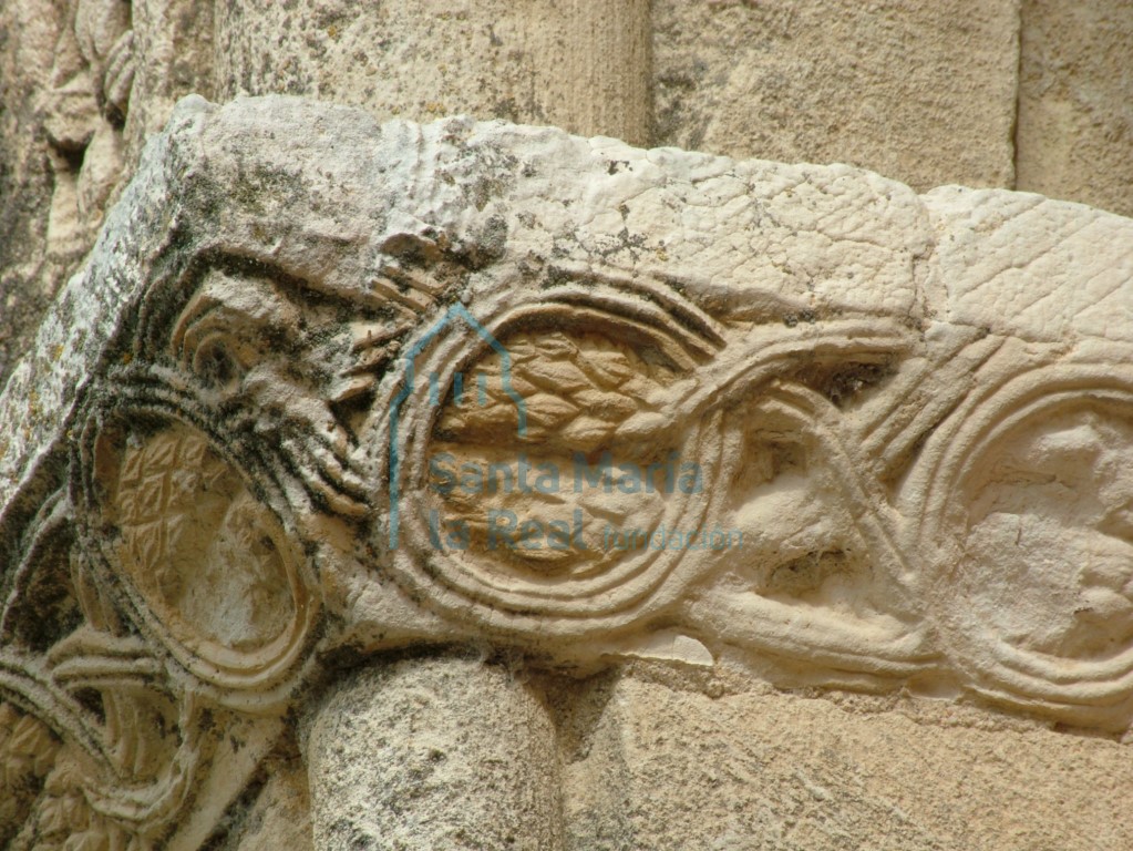 Detalle del cimacio de la portada septentrional