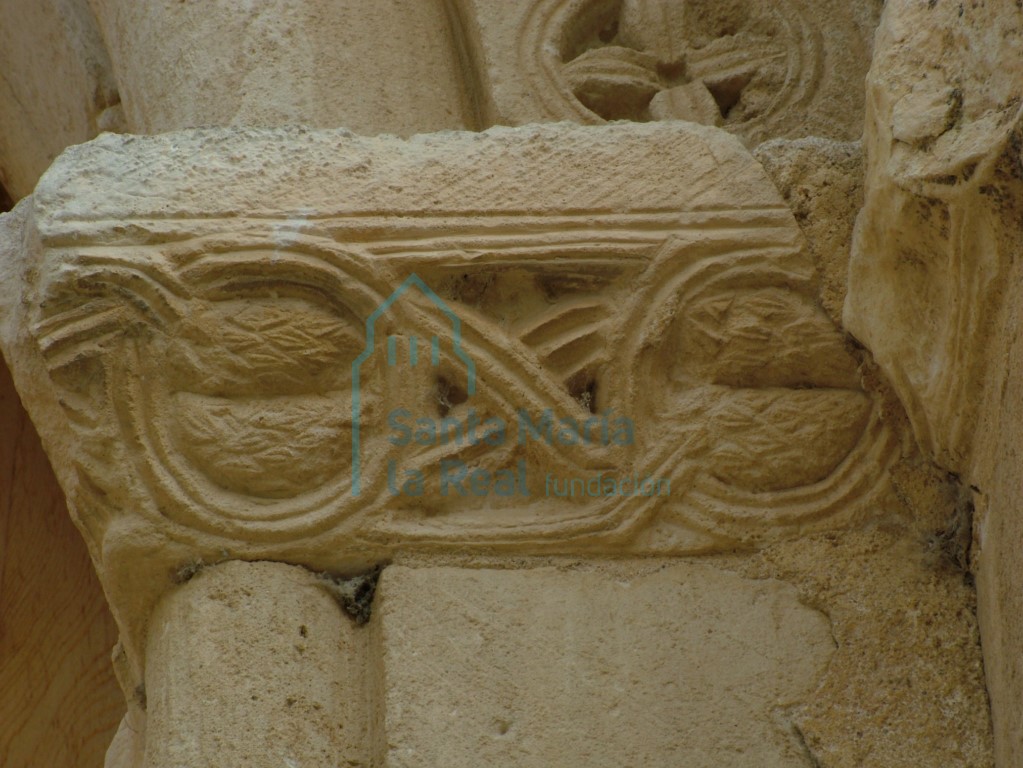 Detalle del cimacio de la portada septentrional