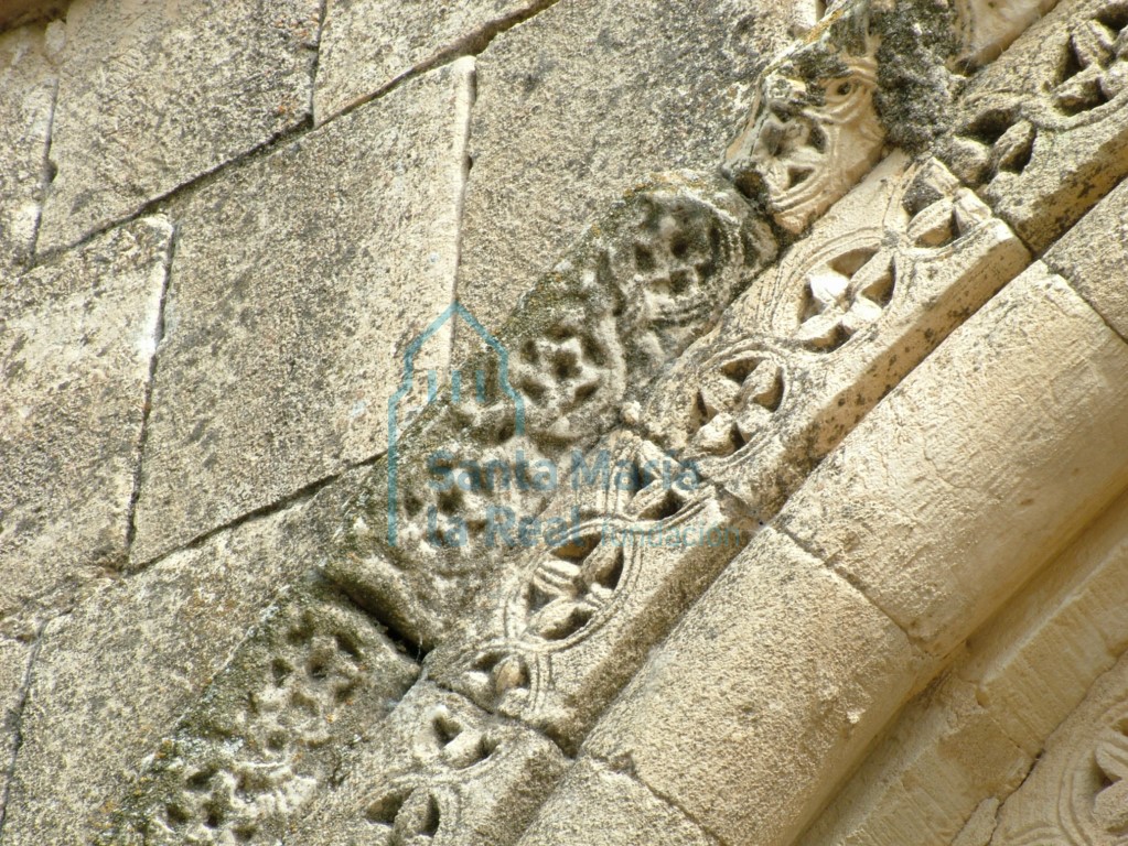 Detalle de la arquivolta de la portada septentrional