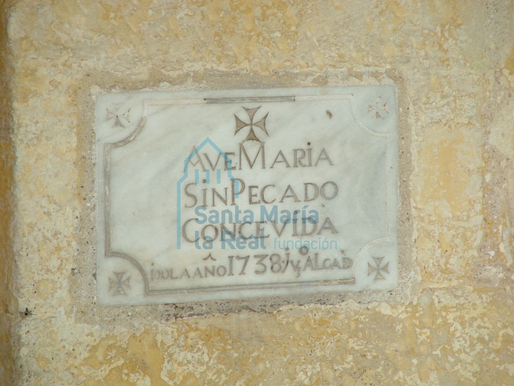 Placa con una inscripción