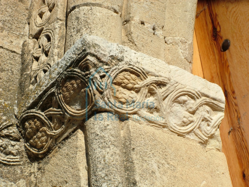Detalle del cimacio de la portada septentrional