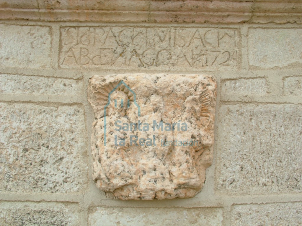 Capitel actua como escudo, en el muro meridional