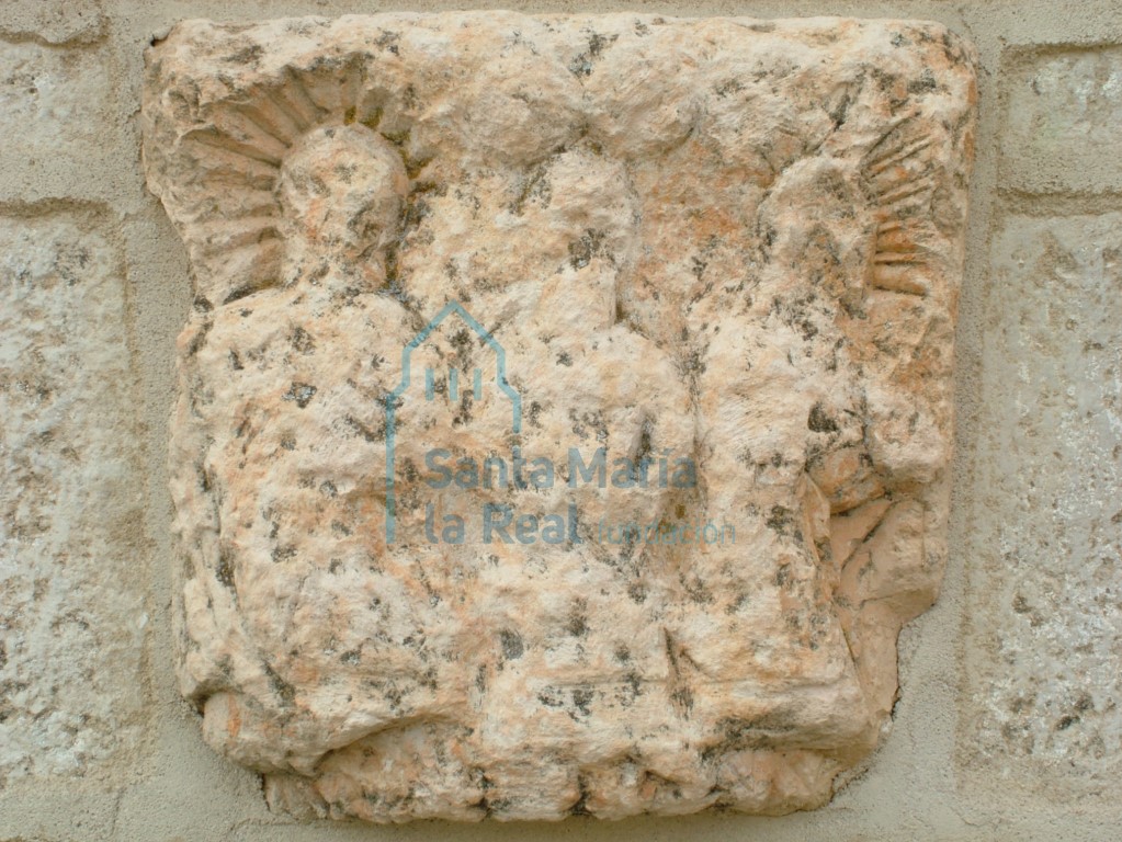 Capitel actua como escudo, en el muro meridional