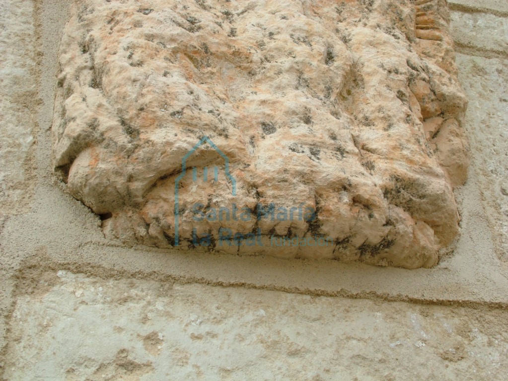 Detalle del capitel en el muro meridional