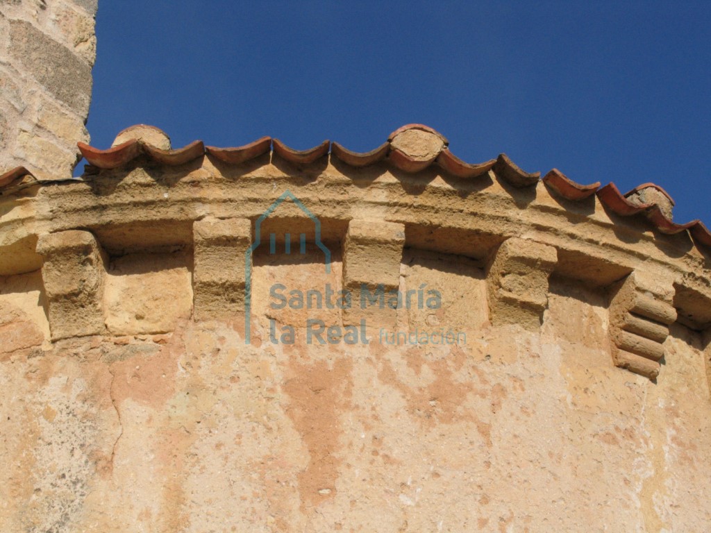 Vista de la cornisa del ábside