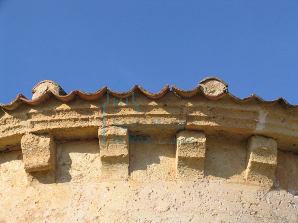 Vista de la cornisa del ábside