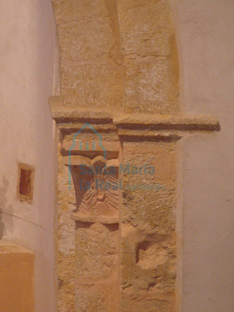Vista del capitel derecho del arco triunfal