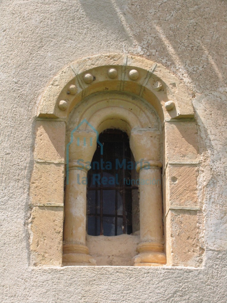 Ventana del ábside central de tipo saetera hacia el interior