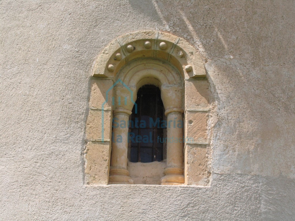 Ventana del ábside central de tipo saetera hacia el interior