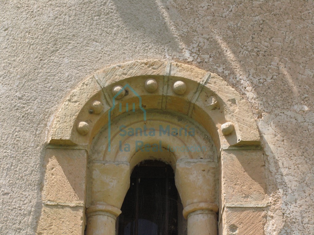 Detalle de la chambrana decorada con bolas y un ancho listel