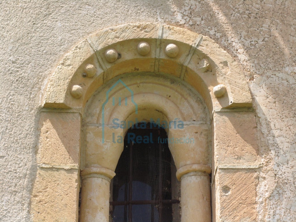 Detalle de la chambrana y del arco de medio punto de la ventana con intradós decorado por un delgado bocel