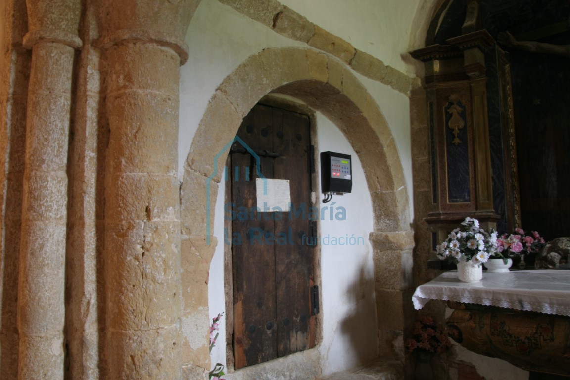 Arco del presbiterio en el que se ubica la escalera de acceso a la torre Arco del presbiterio en el que se ubica la escalera de acceso a la torre