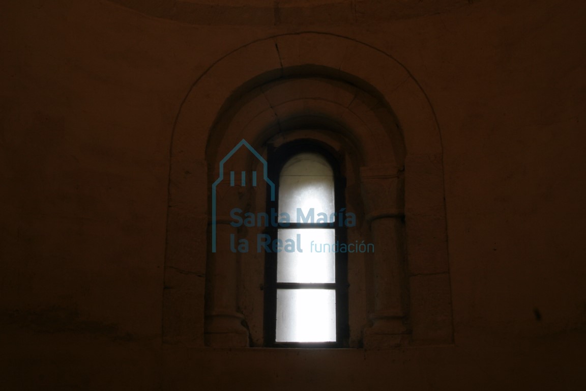 Ventana del ábside norte Ventana del ábside norte