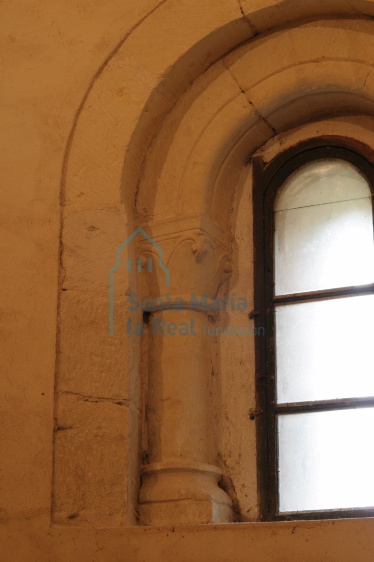 Detalle de la ventana del ábside norte Detalle de la ventana del ábside norte