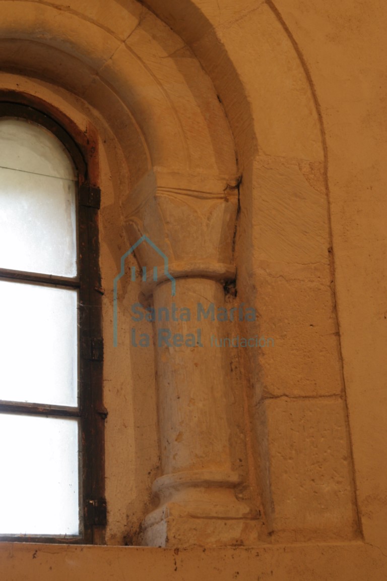 Detalle de la ventana del ábside norte