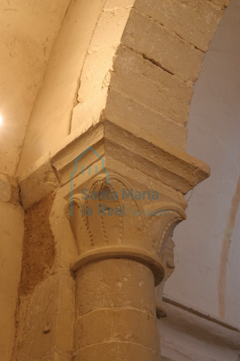 Capitel del arco del ábside norte