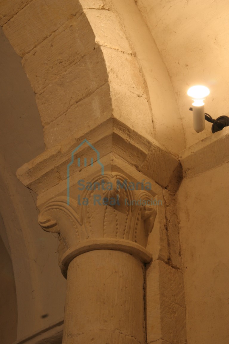 Capitel del arco del ábside norte