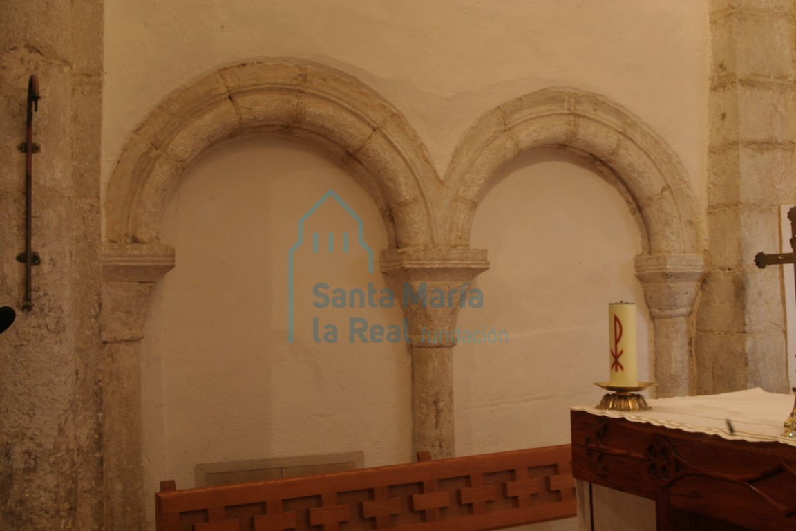 Detalle de los muros del presbiterio con doble arquería ciega
