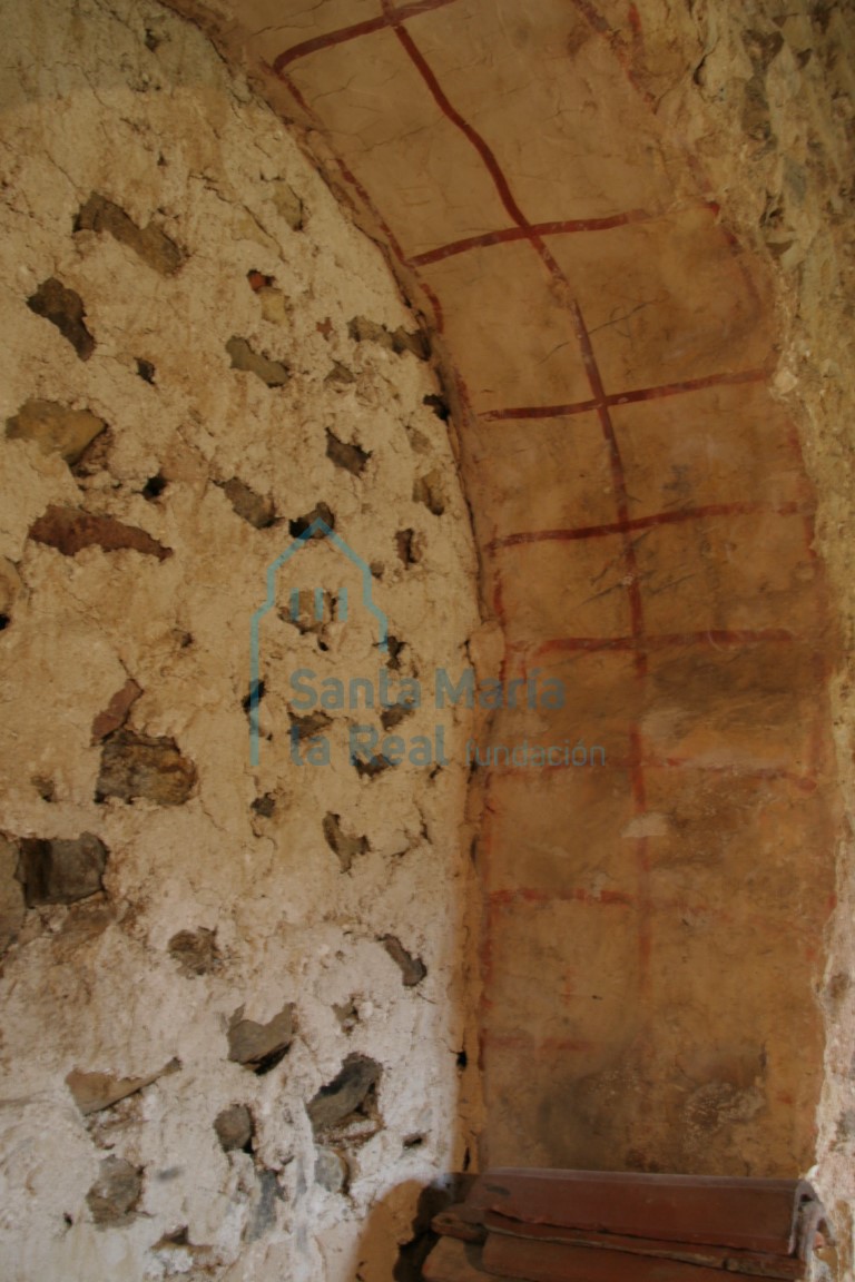 Detalle de pintura rojiza en uno de los arcos del antiguo pórtico simulando despiece de sillar