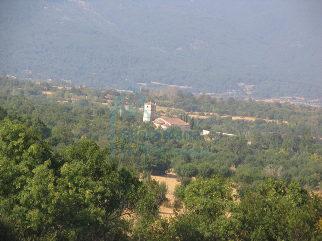Panorámica general de la iglesia y su entorno desde el este