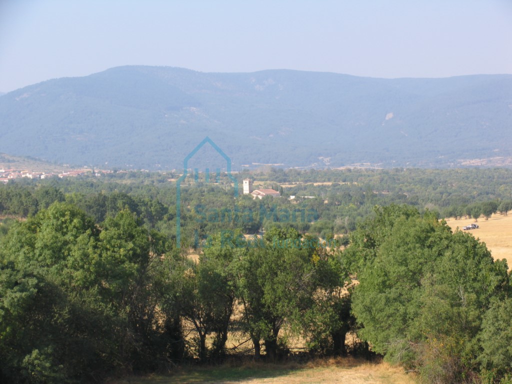 Panorámica general de la iglesia y su entorno desde el este