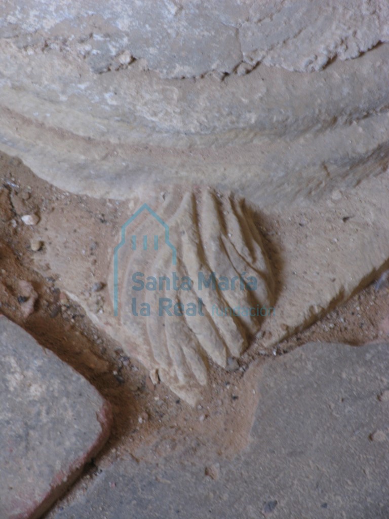 Detalle del pie de la pila bautismal