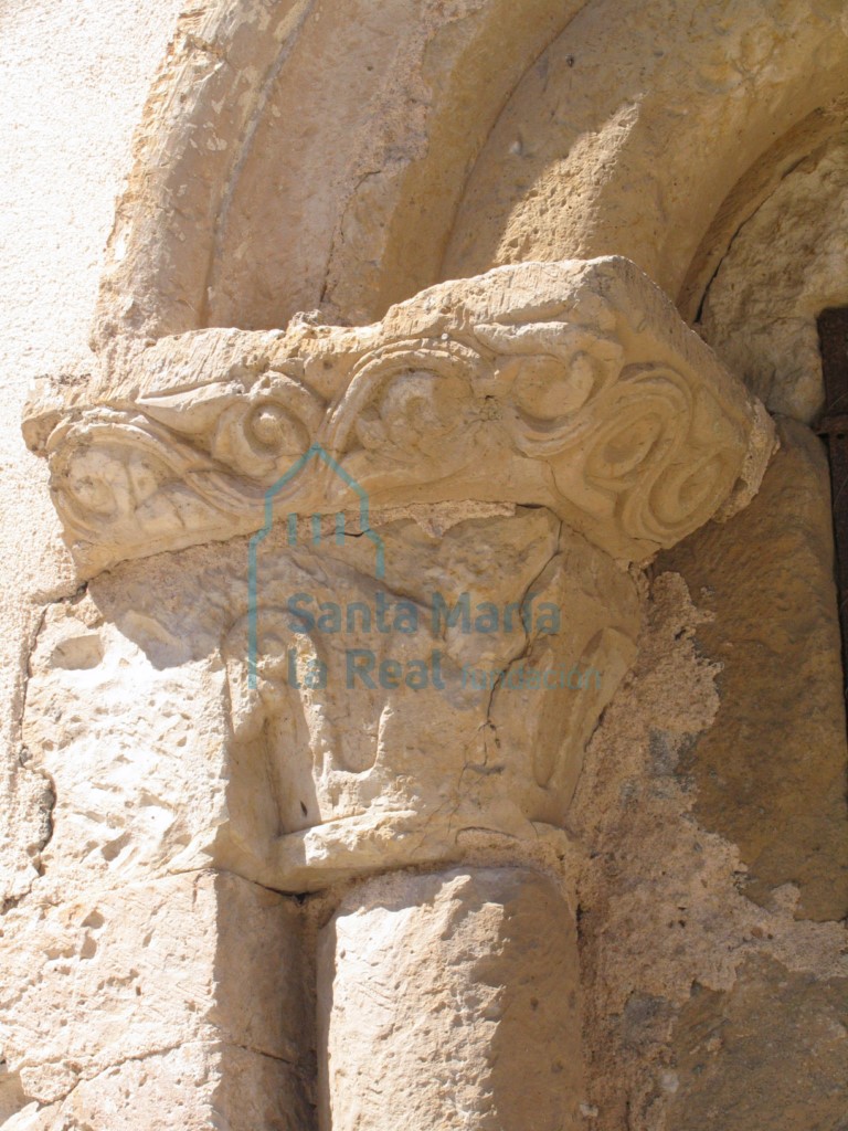 Detalle del capitel y cimacio de la ventana absidal