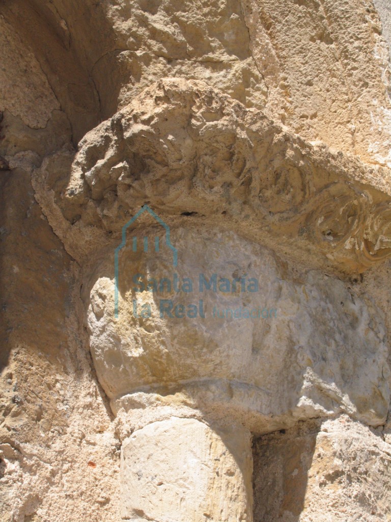 Detalle del capitel y el cimacio de la ventana absidal