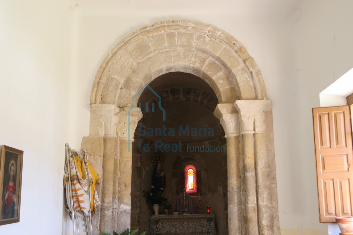 Arco de medio punto doblado de sillería que apoya en columnas acodilladas sobre plinto.