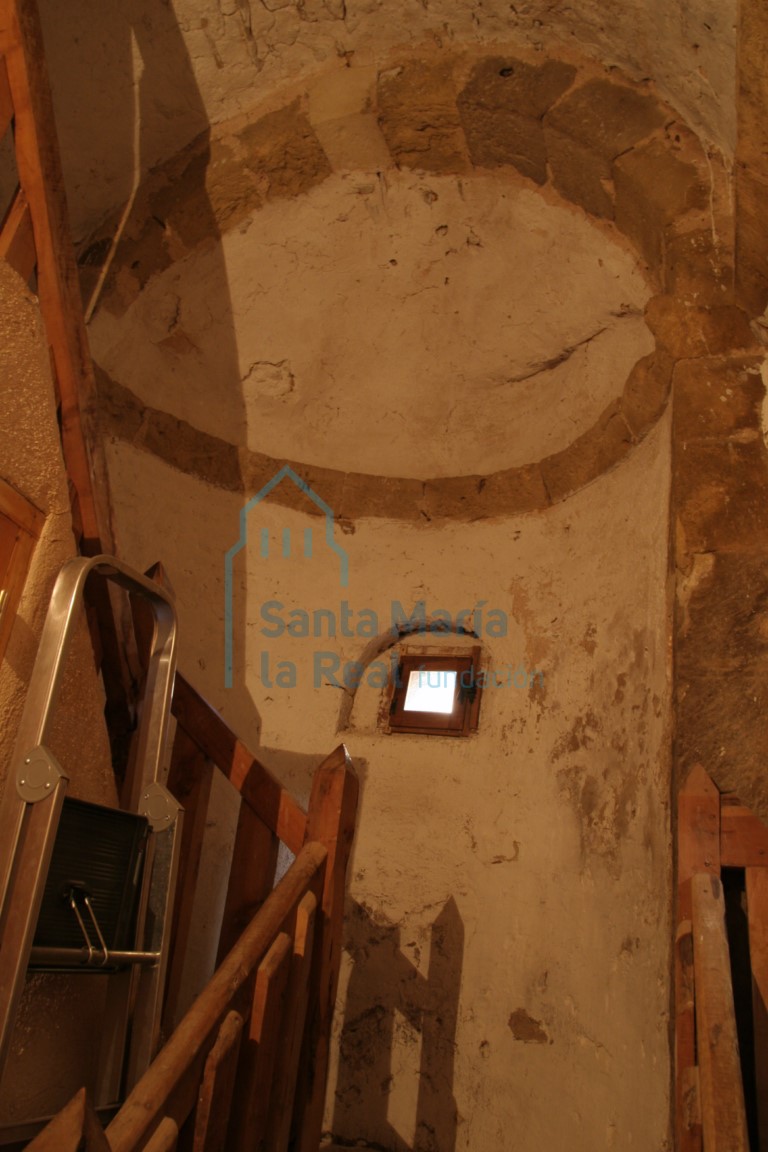 Ábside bajo la torre con bovéda de cañón en el presbiterio y bóveda de horno en el ábside. Se observan restos de una ventana en el eje central de la que sólo se conserva un pequeño vano de formato cuadrangular. Ábside bajo la torre con bovéda de cañón en el presbiterio y bóveda de horno en el ábside. Se observan restos de una ventana en el eje central de la que sólo se conserva un pequeño vano de formato cuadrangular.