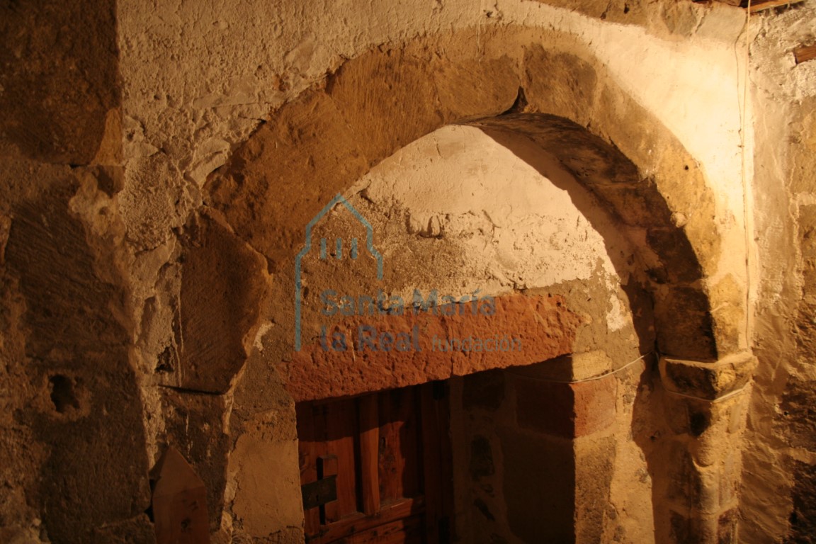 Arco de medio punto recogido por jambas prismáticas con las esquinas matadas por un bocel