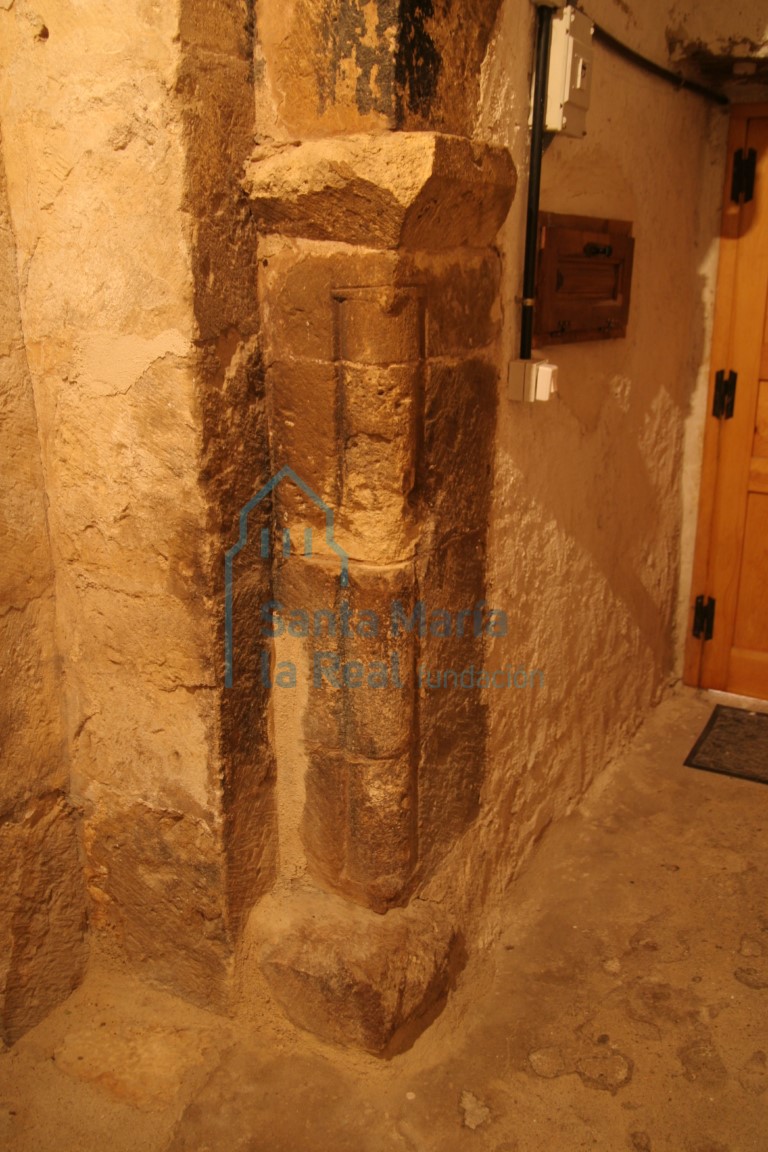 Detalle de una jamba prismática con las esquinas matadas por un bocel y cimacio. Detalle de una jamba prismática con las esquinas matadas por un bocel y cimacio.