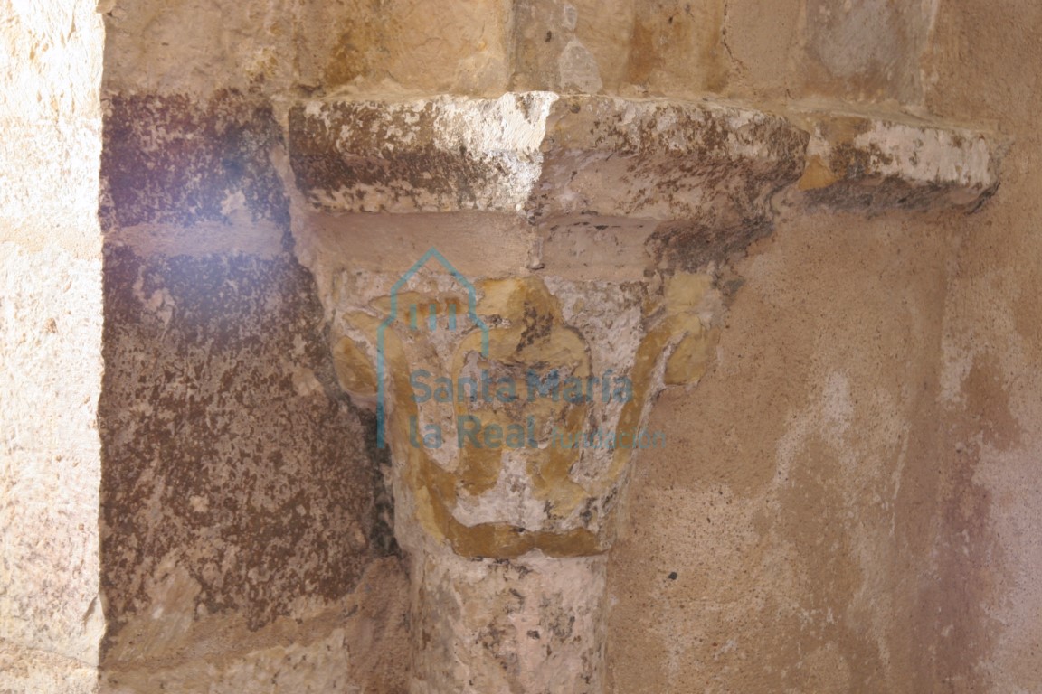 Capitel de la arquería del presbiterio del ábside norte, con decoración de hojas esquemáticas apenas labradas