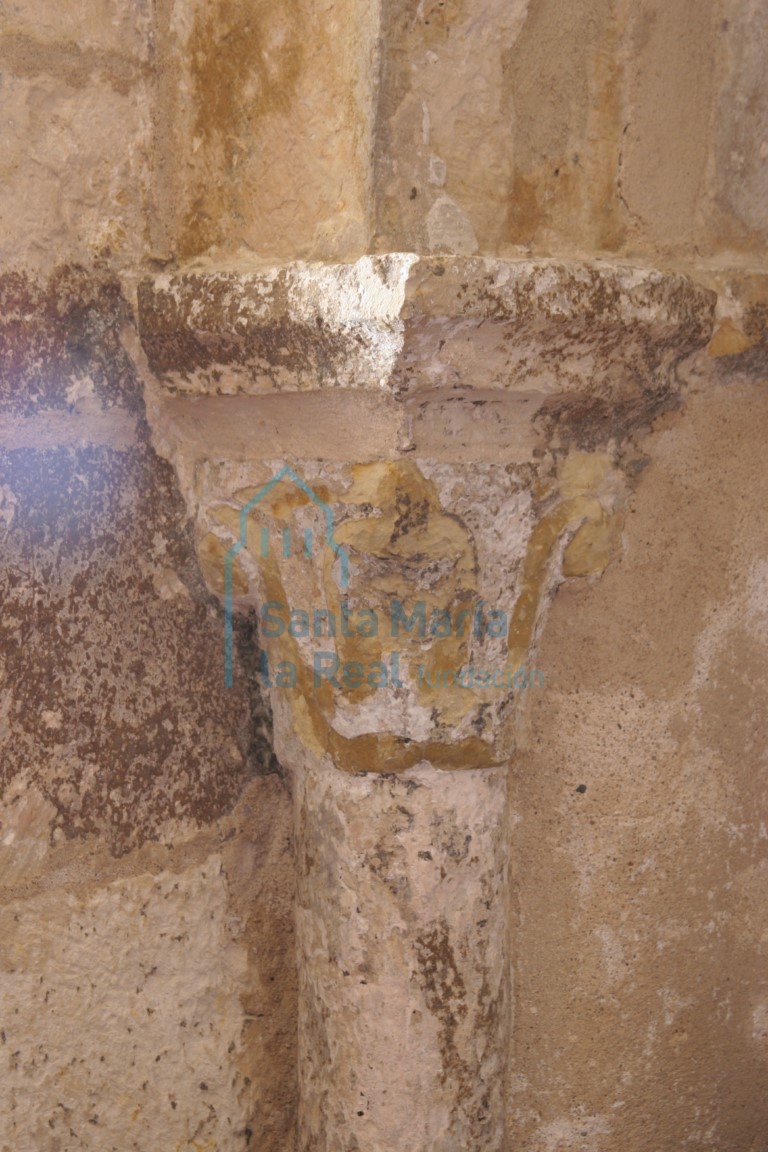 Capitel de la arquería del presbiterio del ábside norte, con decoración de hojas esquemáticas apenas labradas